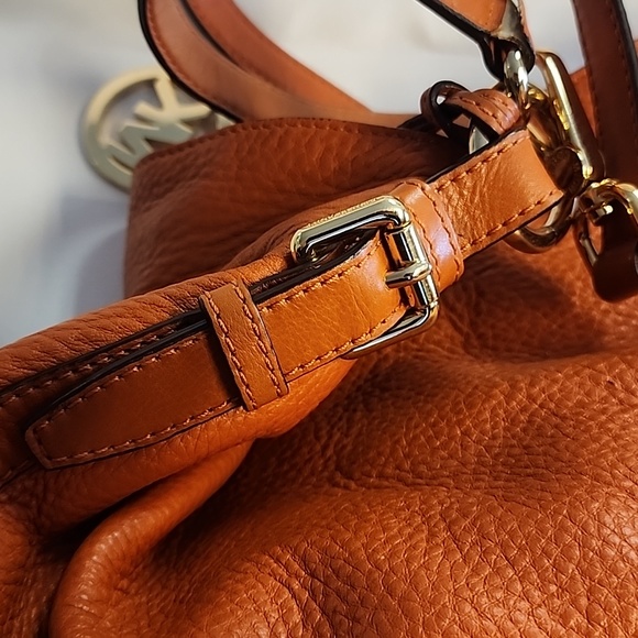 MICHAEL KORS Bucket Bag Hard to find. - Picture 11 of 13